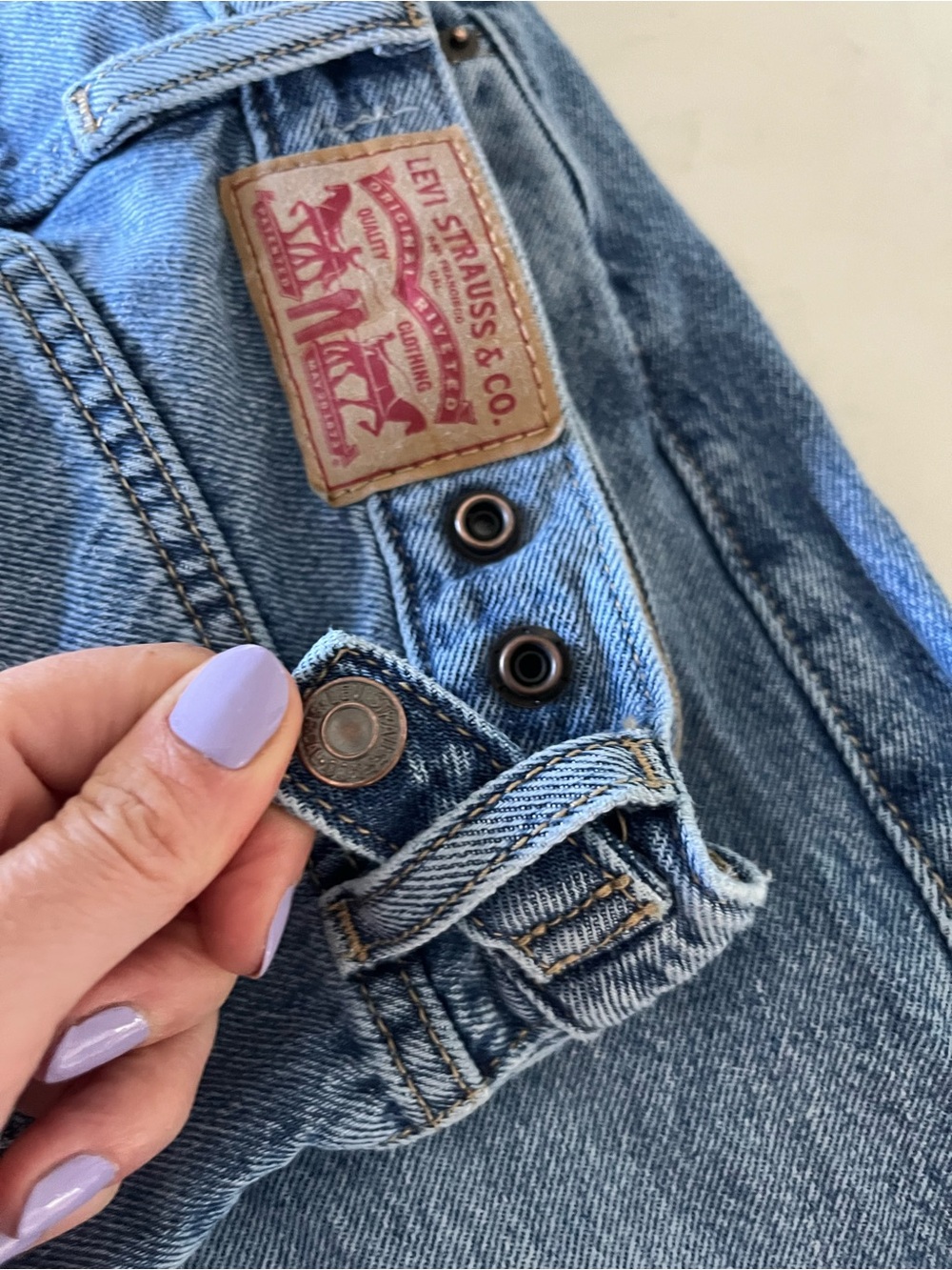 Levi’s Cinch Barrel Light Wash High-Rise Jeans - Picture 8 of 10